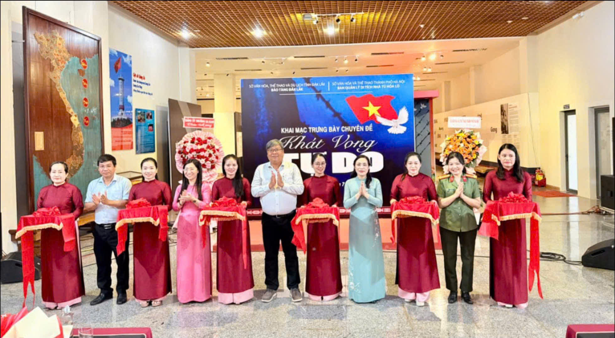 Các đại biểu cắt băng khai mạc trưng bày chuyên đề.
